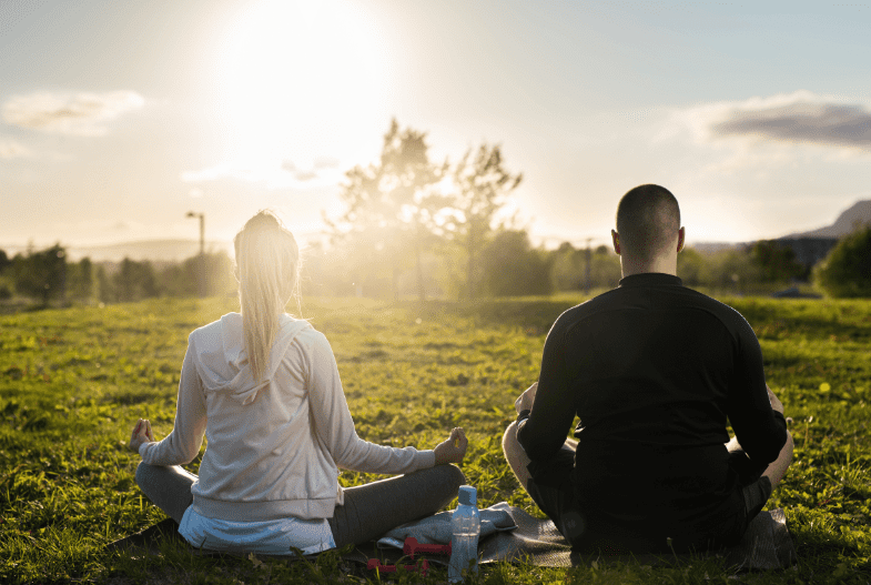 are there any mindfulness exercises or techniques that can help me stay present and reduce anxiety when starting a new relationship?